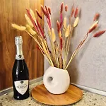 Chic, Sunny And Cozy One Bedroom Bliss Lägenhet