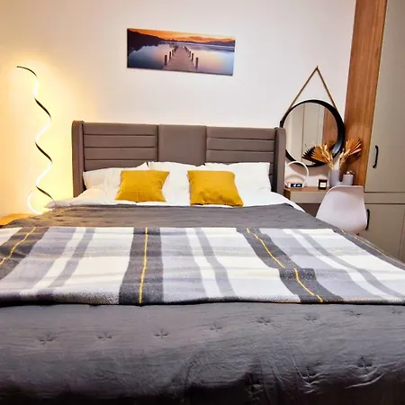 Chic, Sunny And Cozy One Bedroom Bliss Apartman