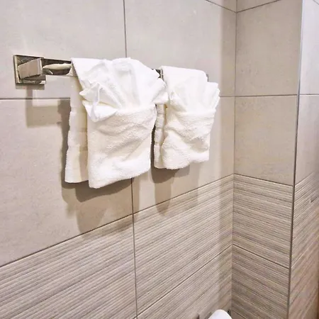 Chic, Sunny And Cozy One Bedroom Bliss Apartman