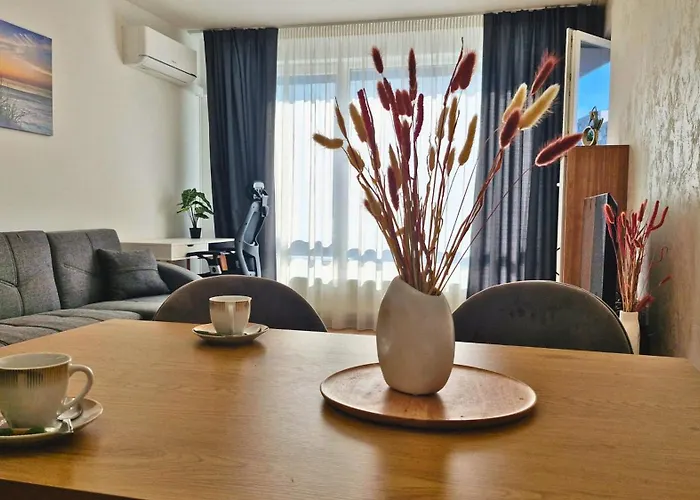 Chic, Sunny And Cozy One Bedroom Bliss Apartment *