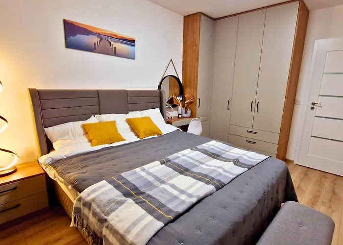 Chic, Sunny And Cozy One Bedroom Bliss Apartment *